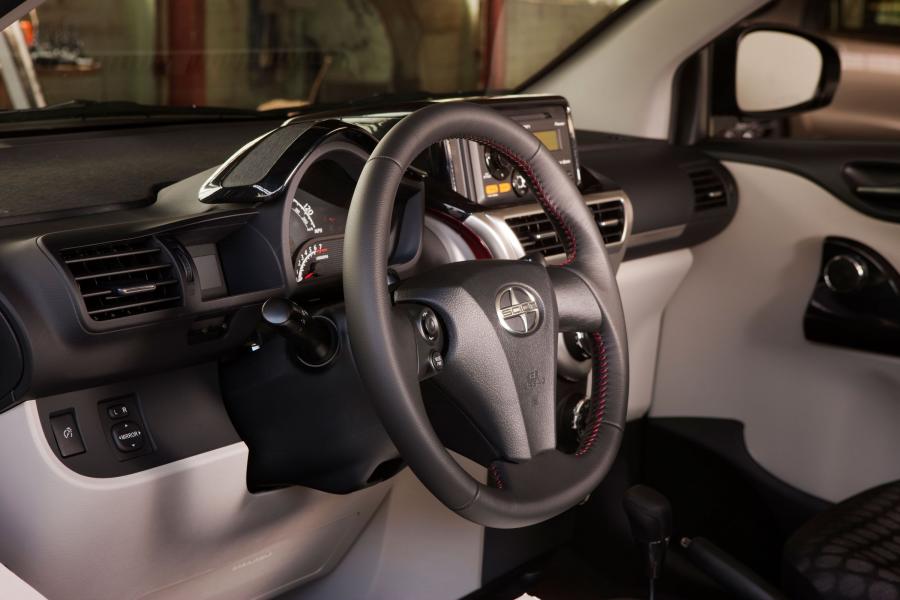 Интерьер Scion iQ 2012 года  (фото 87 из 128)